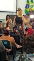 Mulher travesti se levanta e fala sobre representatividade LGBT no poder público durante cerimônia