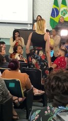 Mulher travesti se levanta e fala sobre representatividade LGBT no poder público durante cerimônia