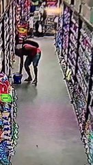Homem é flagrado roubando em supermercado de Salvador; veja vídeo