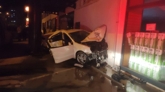 Kontrolden çıkan otomobil duvara çarptı