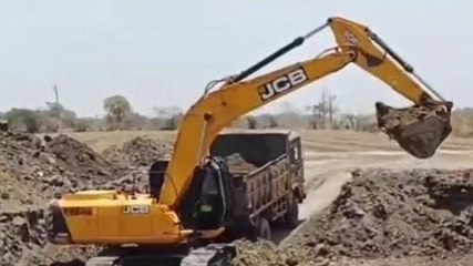 सागर: सड़क बनाने खोद रहे गड्ढे, अवैध रूप से चल रहे काम पर जिम्मेदारों की मौन स्वीकृति