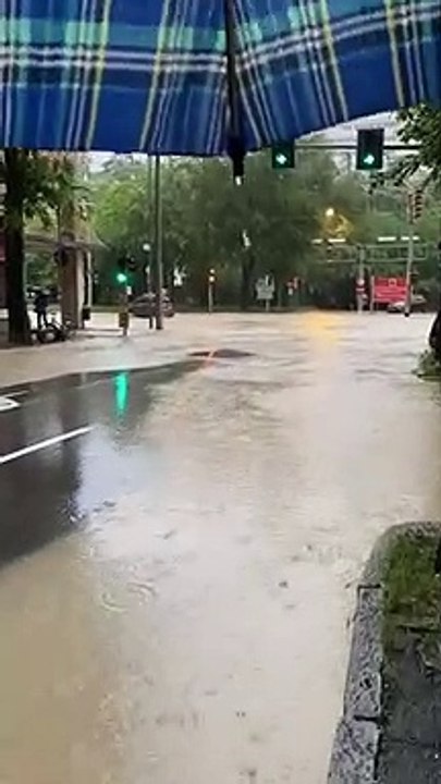 Bologna, via Saffi allagata davanti all'ospedale Maggiore