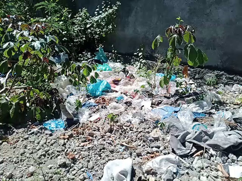 Tumpukan Sampah di Pasar Waipare Maumere