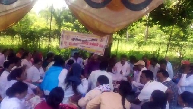 मांगों को लेकर स्वास्थ्य कर्मचारियों ने किया सुंदर कांड का पाठ