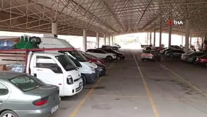 Oluşan milyonluk hasarın ardından gelen dolu uyarısını duyanlar araçlarını koruma telaşına girdi