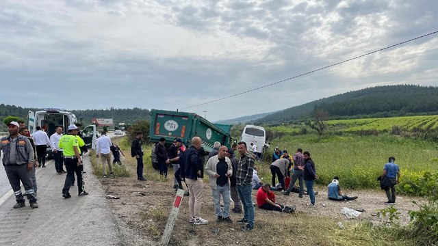 Araçlar birbirine girdi, çok sayıda yaralı var