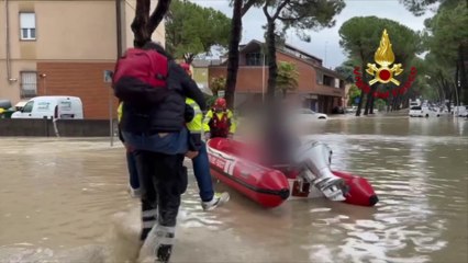 Emilia Romagna, l'acqua fin dentro le case. Le immagini dei soccorsi