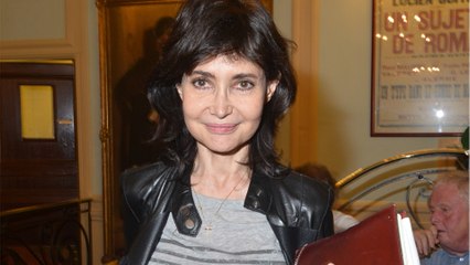 VOICI - Evelyne Bouix : d'où vient sa cicatrice sous le menton ?