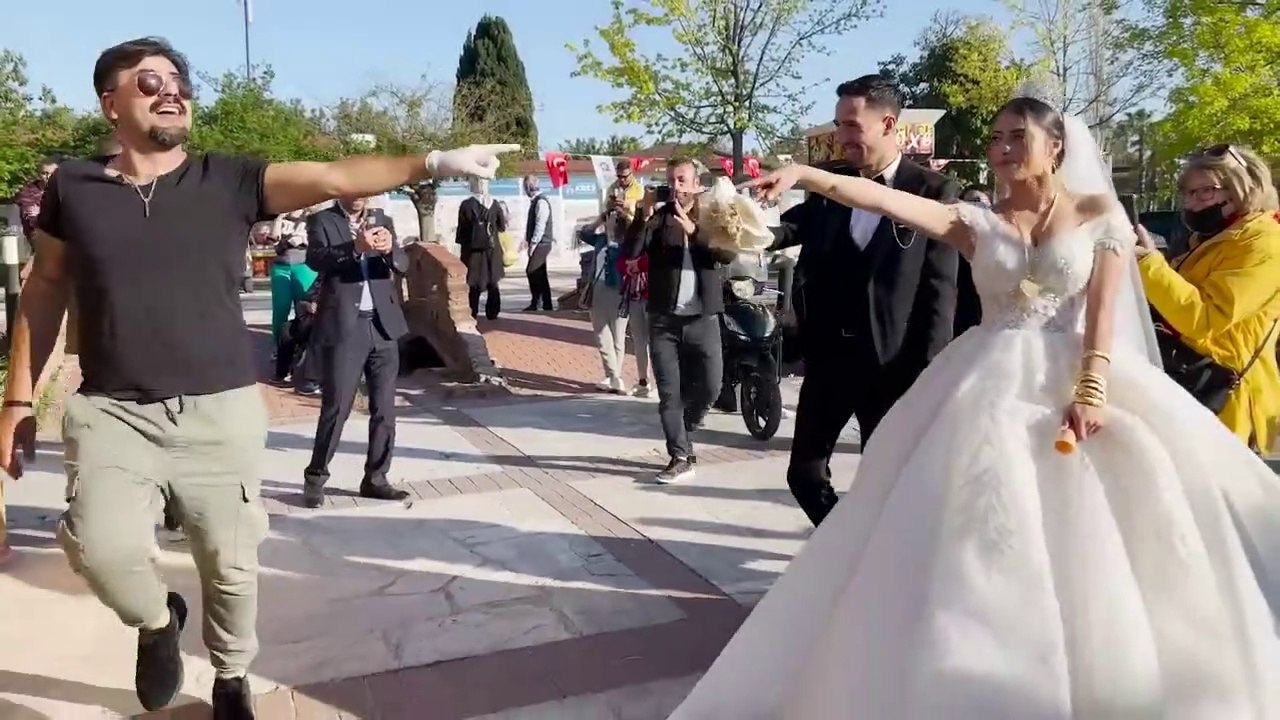 Çılgın Dondurmacı Meşhur Dansına Gelin ve Damattan Süper Uyum