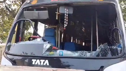 अम्बेडकर नगर: दबंगों का बस पर टूटा कहर, तोड़फोड़ कर चालक को पीटा