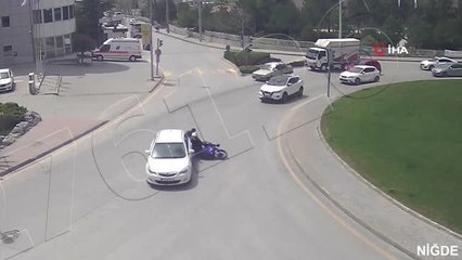 Kavşaktan kontrolsüz çıkan motosiklet otomobile böyle çarptı
