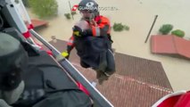 Maltempo Emilia Romagna, Guardia Costiera salva due anziani da tetto