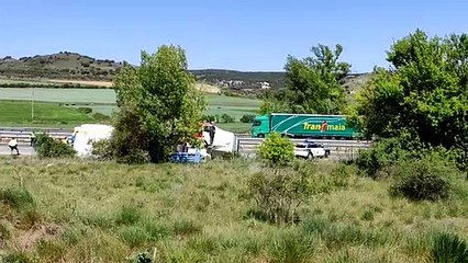 Los servicios de emergencia trabajan en el lugar del accidente múltiple en la AP-1 en Santa Olalla de Bureba