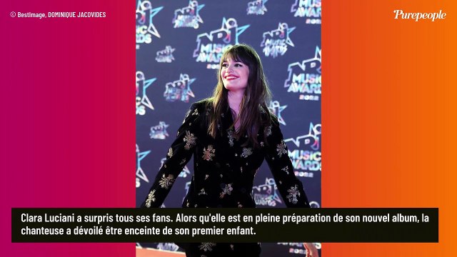 Clara Luciani enceinte d'un célèbre rockeur : ventre bien rond et salopette en jean, joli look de grossesse pour une escapade