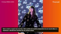 Clara Luciani enceinte d'un célèbre rockeur : ventre bien rond et salopette en jean, joli look de grossesse pour une escapade