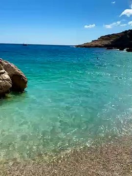 Plongez dans la beauté naturelle de la Calanque de l'Erevine ! Les falaises abruptes et les eaux cristallines de cette crique à proximité de Marseille sont un vrai plaisir !