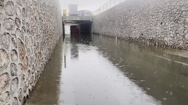 Suyla dolan alt geçitte bir kamyon sürücüsü mahsur kaldı