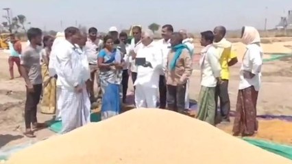 జగిత్యాల: ప్రభుత్వం చెప్పేది ఒకటి.. కొనుగోలు కేంద్రం వద్ద జరిగేది మరోటి