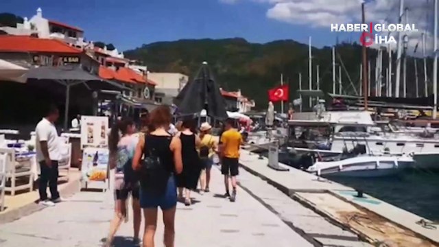 10 metre uzunluğunda, 28 metre genişliğinde... Marmaris’e 480 yolculu kruvaziyer gemisi demir attı
