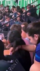 Hincha de Pacífico cae de la tribuna durante partido