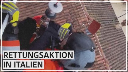 Zwei Personen in Italien von Hausdach gerettet