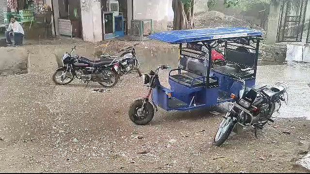 फिर बदला मौसम का मिजाज, बारिश के साथ ओले गिरे