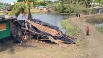 Centinaia di alberi sradicatio e tetti in lamiere distrutti in Bangladesh per il passaggio del ciclone Mocha