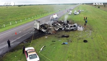 Descargar video: Messico, scontro tra un minibus e un tir in autostrada: almeno 13 morti