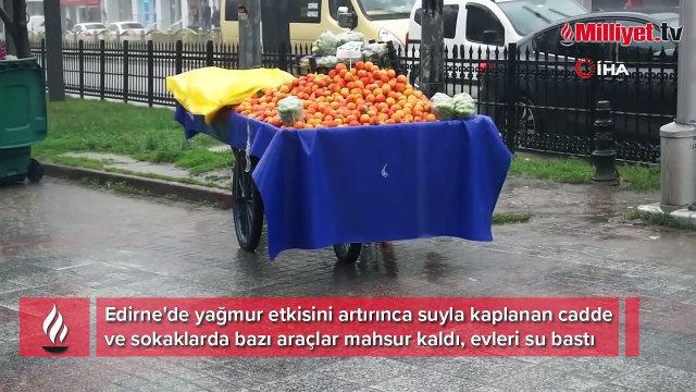 Edirne'de kuvvetli yağmur; evleri su bastı, araçlar yolda kaldı