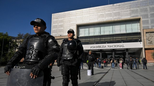 Periodista desde las afueras de la Asamblea