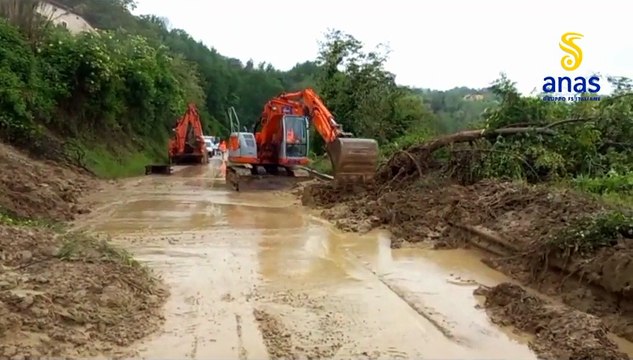 Maltempo Marche, frana sulla statale 210: chiusa a Monte San Martino - Video