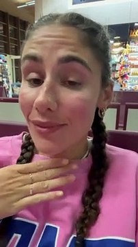 La petite famille a donc du être transférée dans un hôtel en attendant des nouvelles.Jesta raconte ses mésaventures sur Instagram.