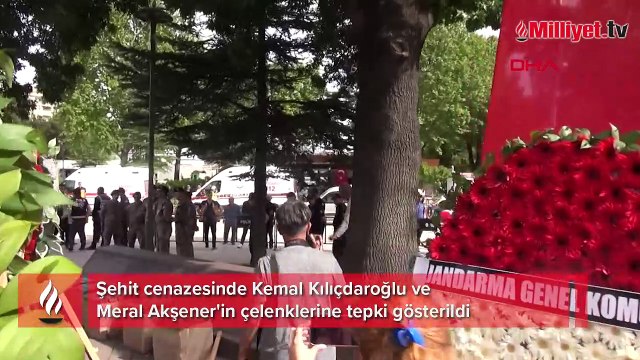 Şehit cenazesinde Kemal Kılıçdaroğlu ve Meral Akşener'in çelenklerine tepki gösterildi