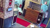 Kocaeli'de sensörlü kapıyı açarak kasaya yönelen çocuk hırsız
