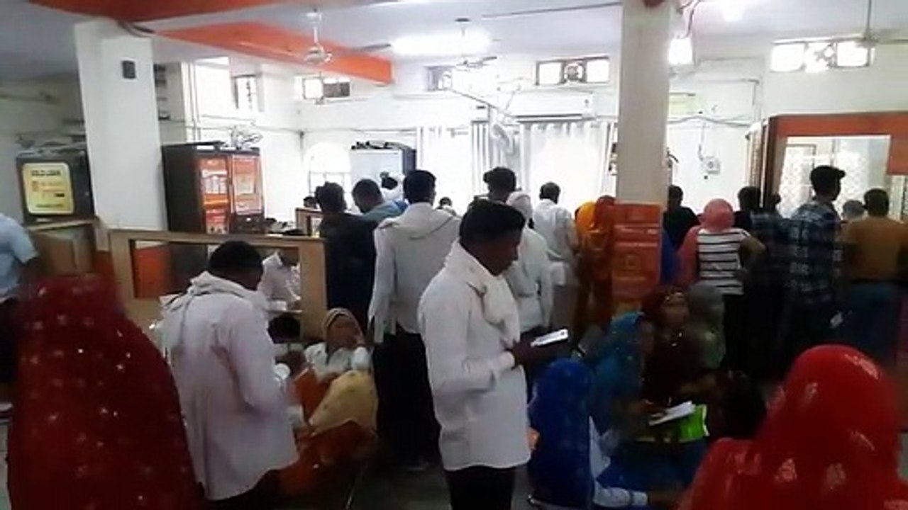 दो हजार के नोट बदलने और जमा करने पहुंचे लोग, कुछ बैंकों में भीड़ तो कईयों के काउंटर खाली