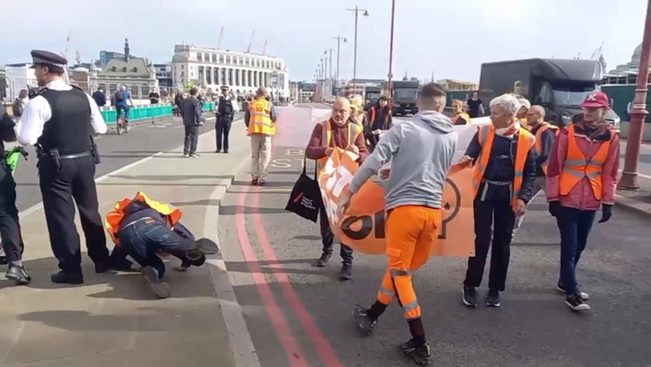 Passer-by shoves member of Just Stop Oil blocking Blackfriars bridge