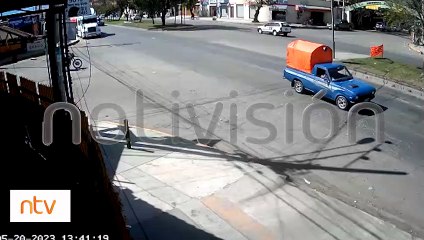[Video] Impresionante choque de un motociclista con un vehículo