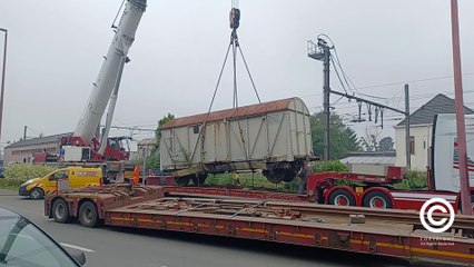 Des anciens wagons évacués près de la gare de Leuze
