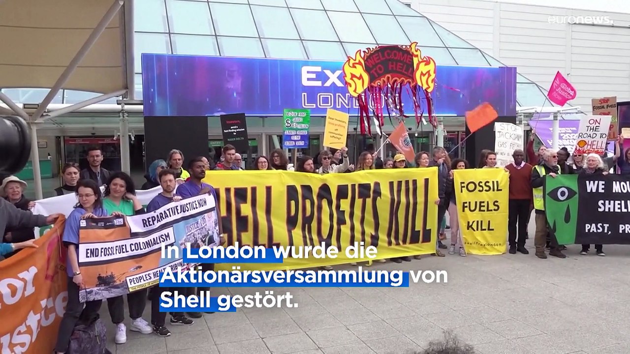 Klimaproteste: Oben ohne und schlammig vor dem italienischen Senat