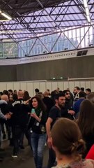 Amsterdam seçim merkezinde ortalık birbirine girdi