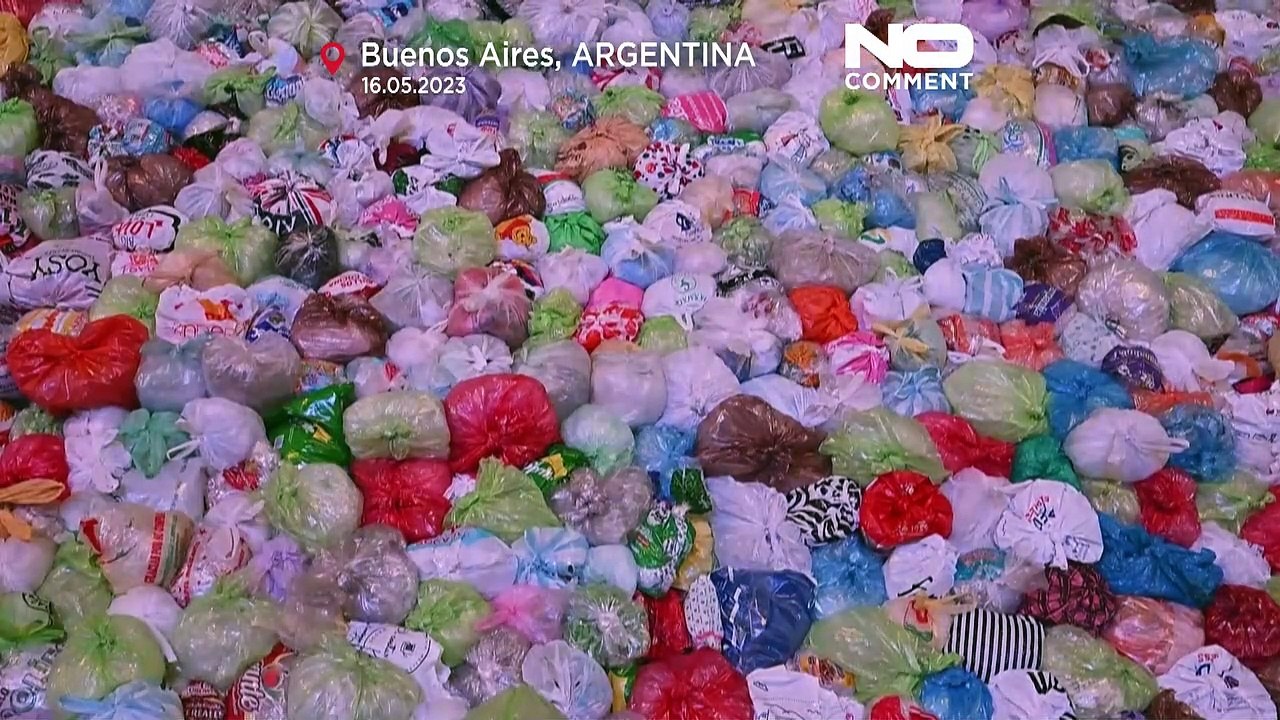 Obelisk mit Plastiktüten - Buenos Aires umhüllt sein berühmtes Wahrzeichen