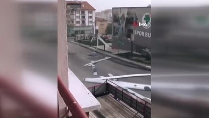 Ankara'daki kuvvetli fırtınada birçok ilçe etkilendi