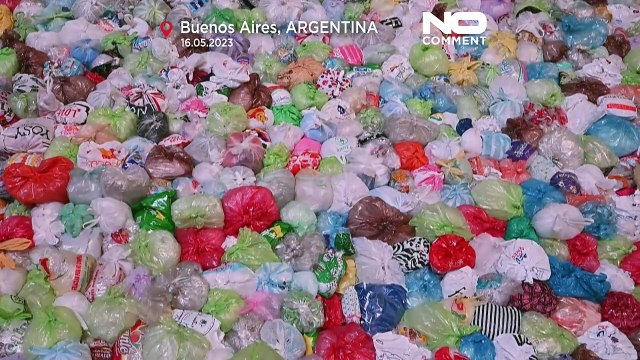 Treinta mil bolsas de plástico en el Obelisco de Buenos Aires para celebrar el Día del Reciclaje