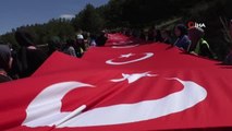 Şehitler için 150 metrelik Türk Bayrağı ile üç bin rakımlı tepeye çıktılar