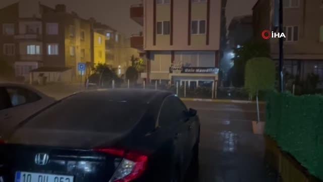 Balıkesir'i yarım saatlik yağmur felç etti, bir çok ev ve iş yerini su bastı