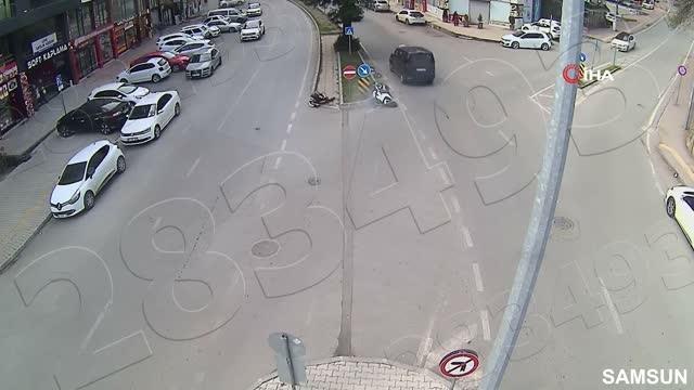 Dönüş yapan otomobil ile 2 motosiklet sürücüsü böyle çarpıştı