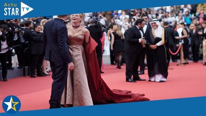 Uma Thurman éblouissante : elle irradie les marches de Cannes avec sa longue cape rouge signée Dior