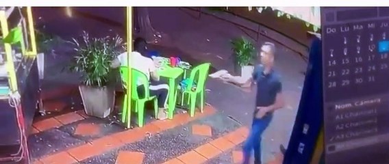 Mujer frustra asalto con una escoba