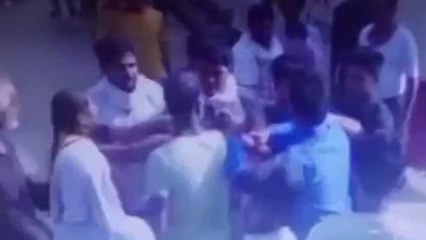 फिरोजाबाद: ग्रामीण और सिपाही में हुई जमकर मारपीट वीडियो हुआ वायरल
