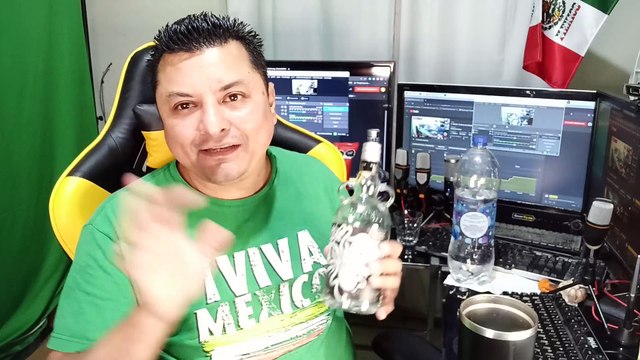 Abriendo una botella de ron kraken y mandando saludos a todos los seguidores de mi canal, este ron es producido en republica dominicana